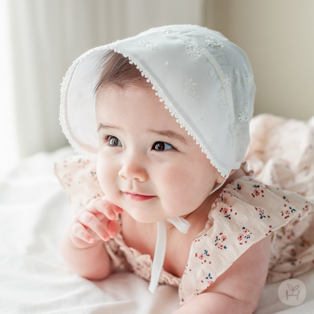 Hella Lace Bonnet